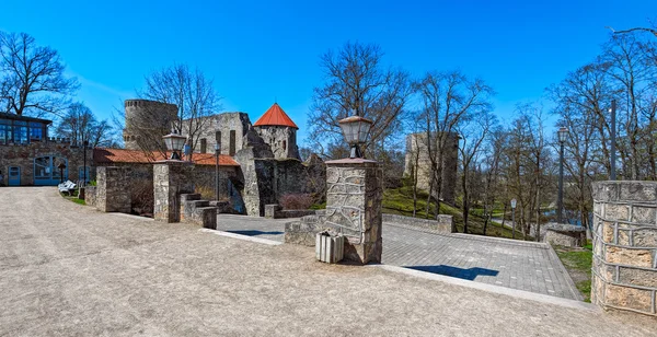 Parque del castillo de Cesis, Cesis, Letonia en primavera — Foto de Stock