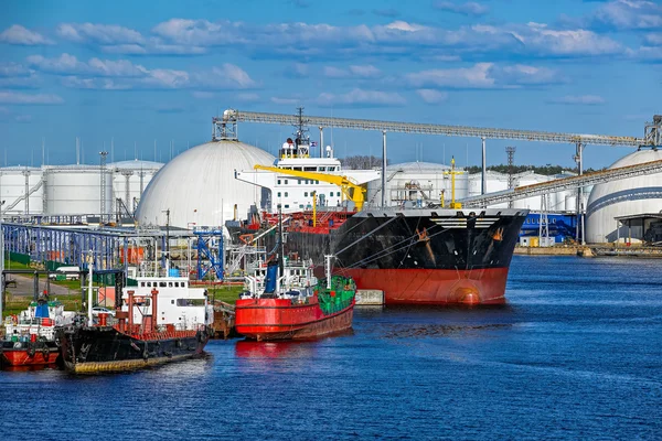 Tanker bir petrol depolama terminal önünde — Stok fotoğraf