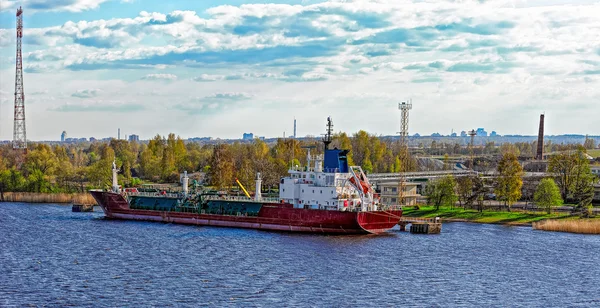 LPG tanker in front of an gas storage terminal — Stock Photo, Image