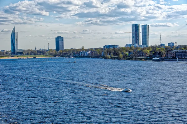 Panorama del río Daugava en Riga, Letonia —  Fotos de Stock