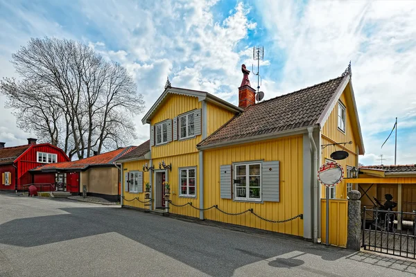 Färgglada hus i det historiska centrumet i Sigtuna, Sverige — Stockfoto