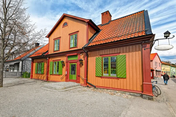 Färgglada hus i det historiska centrumet i Sigtuna, Sverige — Stockfoto