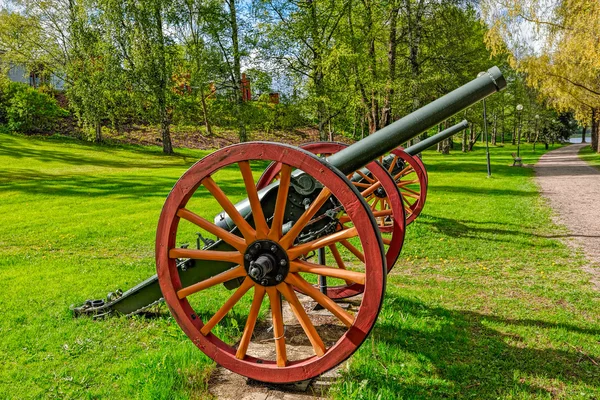 Alte Kanone auf dem Rasen — Stockfoto