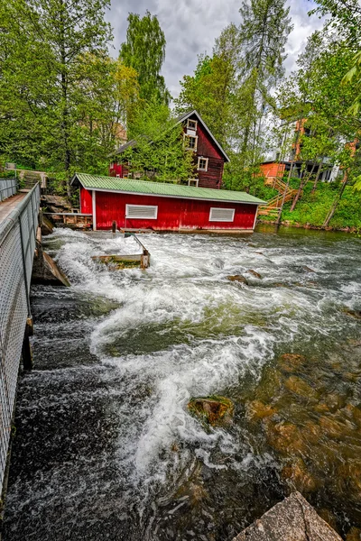 Stroomversnellingen en watermolen museum dam in Vaaksynjoki — Stockfoto