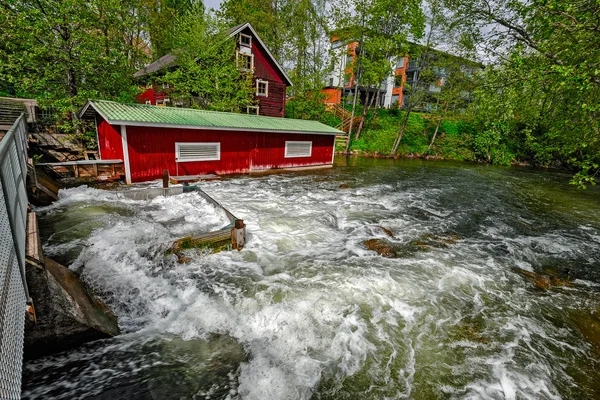 Stroomversnellingen en watermolen museum dam in Vaaksynjoki — Stockfoto