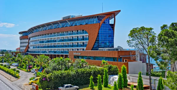 Hotel moderno na costa mediterrânea — Fotografia de Stock