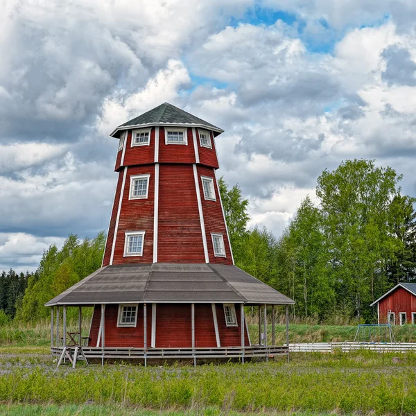 Red-oker geschilderd houten toren — Stockfoto