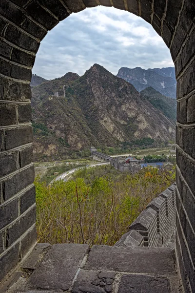 Visa genom välvd fönster vid Great Wall of China — Stockfoto