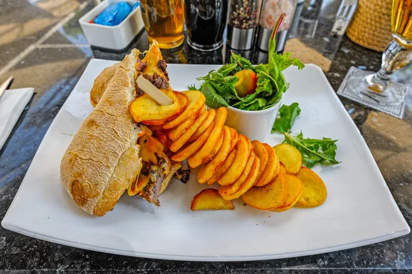 Gegrilltes Club-Sandwich auf Teller — Stockfoto