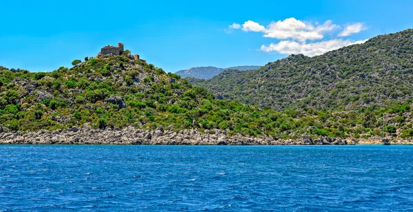 Kıyı şeridi tepe üzerinde kale Harabeleri — Stok fotoğraf