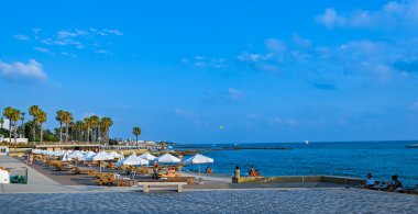 Paphos, Kıbrıs için gün batımında küçük plaj