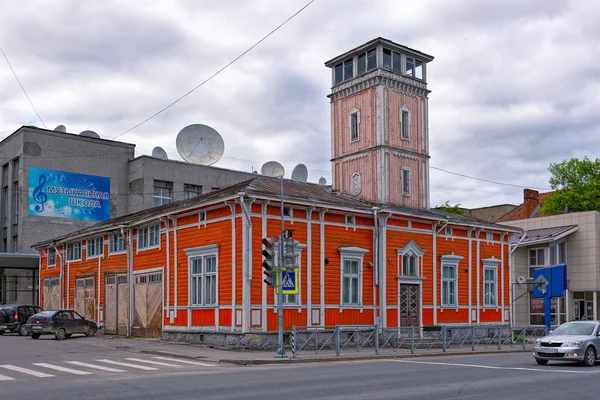 Oude brandweerkazerne met vuur-uitkijktoren — Stockfoto