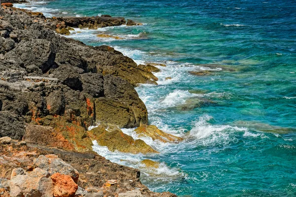 Τα κύματα σπάνε σε μια πετρώδη παραλία — Φωτογραφία Αρχείου