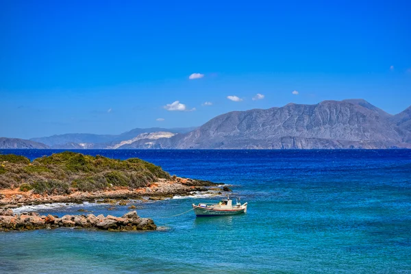 Amoudara beach yakınındaki balıkçı teknesi. Crete, Yunanistan. — Stok fotoğraf