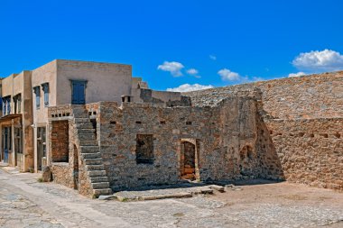 Terk edilmiş cüzam kolonisi Spinalonga, Crete harabelerde