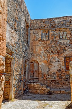 Terk edilmiş cüzam kolonisi Spinalonga, Crete harabelerde