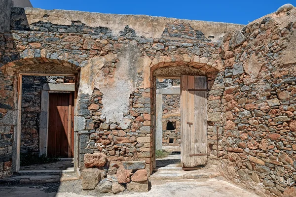 Ruiner i den övergivna spetälskekolonin Spinalonga, Crete — Stockfoto