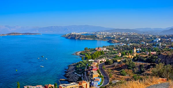 Cidade de Agios Nikolaos e da Baía de Mirabello. Creta — Fotografia de Stock