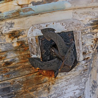 Issız balıkçı gemisi eski ve paslı çapa