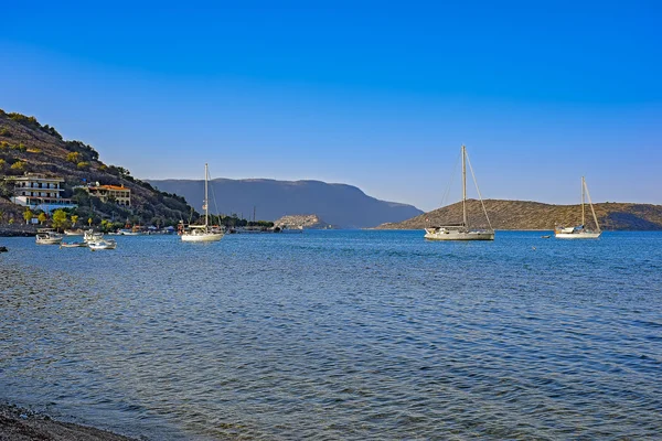 Barcos de recreio atracados no porto de Elounda — Fotografia de Stock