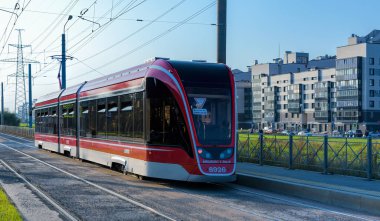 Saint-PETERSBURG, RUSSIA - 23 Eylül 2020: St. Petersburg 'un varoşlarındaki şehir caddesinde renkli camlı modern tramvay.