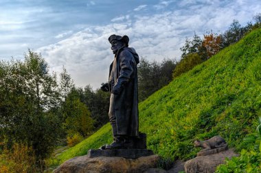 STARAYA LADOGA (eski LADOGA), RUSSIA - Ekim 03, 2020: Staroladozhsky erkek manastırı önündeki Volkhov nehrinin kıyısında 