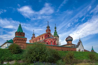 Güneşli sonbahar gününde Volkhov nehrinin kıyısındaki Staraya Ladoga Saint Nicholas (Staroladozhsky Nikolsky) erkek manastırını çevreleyen güçlendirilmiş duvarlar.