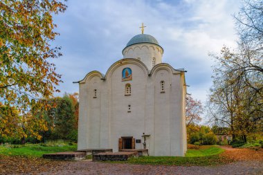 Kutsal Bakire Meryem 'in Varsayımı (XII yüzyıl) taştan kilisesi, güneşli bir sonbahar gününde Eski Ladoga Kutsal Dormition Bakire Manastırı' nın ana cazibesidir. Staraya Ladoga, Rusya.