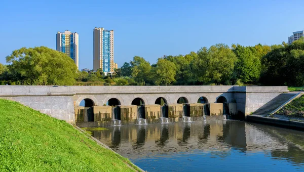 Pedra Barragem Ponte Sobre Dudergofsky Canal Com Arranha Céus Edifícios — Fotografia de Stock