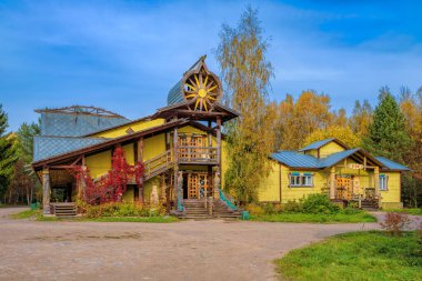 VERKHNIYE MANDROGI, RUSSIA - Ekim 03, 2020: Kuzey Rusya 'da bir zanaat ve müze turizm merkezi olan Verkhniye Mandrogi' de zanaat atölyeleri, dükkanlar ve bakkal tarzında modern ahşap bina.