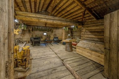 VERKHNIYE MANDROGI, RUSSIA - Ekim 03, 2020: Eski Rusya 'nın kuzeyindeki yerleşim alanının içi antik ahşap ahşap çiftlik evi bir zanaat ve müze turizm merkezi Verkhniye Mandrogi.