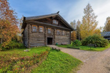 VERKHNIYE MANDROGI, RUSSIA - Ekim 03, 2020: Bir zanaat ve müze turizm merkezi olan Verkhniye Mandrogi 'deki tipik Kuzey Rusya antik ahşap ahşap çiftlik evi örneği.