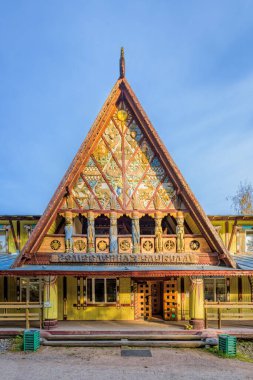 VERKHNIYE MANDROGI, RUSSIA - Ekim 03, 2020: Kuzey Rusya 'da bir zanaat ve müze turizm merkezi olan Verkhniye Mandrogi' de zanaat atölyeleri, dükkanlar ve bakkal tarzında modern ahşap bina.