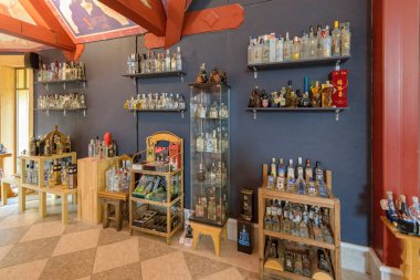 VERKHNIE MANDROGI, RUSSIA - 03 Ekim 2020: Verkhnie Mandrogi zanaat ve müze turizm merkezinde Votka Müzesi 'nde devasa bir votka şişesi koleksiyonu.