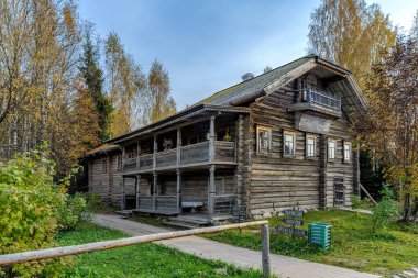 VERKHNIYE MANDROGI, RUSSIA - Ekim 03, 2020: Bir zanaat ve müze turizm merkezi olan Verkhniye Mandrogi, Rusya 'daki tipik bir Kuzey Rusya antik ahşap ahşap çiftlik evi örneği.