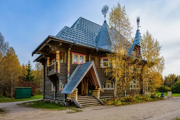 Verkhniye Mandrogi ロシア 2020年10月3日 工芸品や博物館の観光センターVerkhniye Mandrogiの北部ロシア古代の木製の丸太用語のスタイルで現代の木造ログホテル — ストック写真