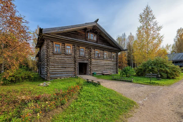 Verkhniye Mandrogi ロシア 2020年10月3日 よく保存の例工芸品や博物館の観光センターVerkhniye Mandrogiで典型的な北ロシアの古代の木製の丸太農家 — ストック写真