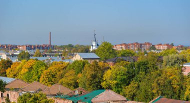 Çatı Kronstadt manzarası donanma kulesinden Saint Nicholas Katedrali altın sonbahar gününde arka planda baraj ile.