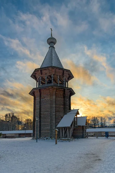 Restaurado Campanario Madera Soleado Día Invierno Suburbio San Petersburgo Rusia —  Fotos de Stock