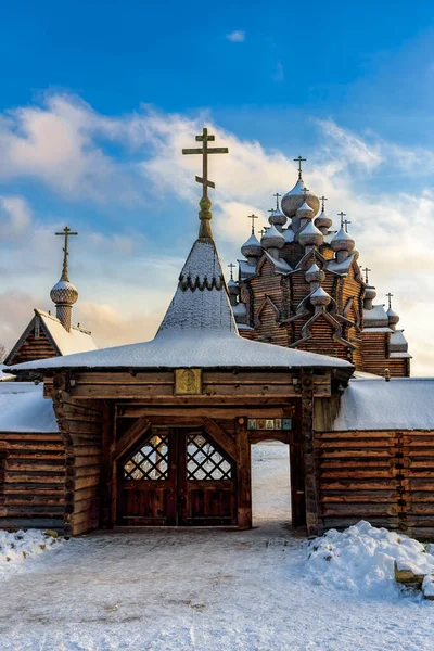 Güneşli Kış Gününde Spassky Kırsalındaki Kilisenin Çitlerinin Ahşap Kapısının Yenilenmesi — Stok fotoğraf