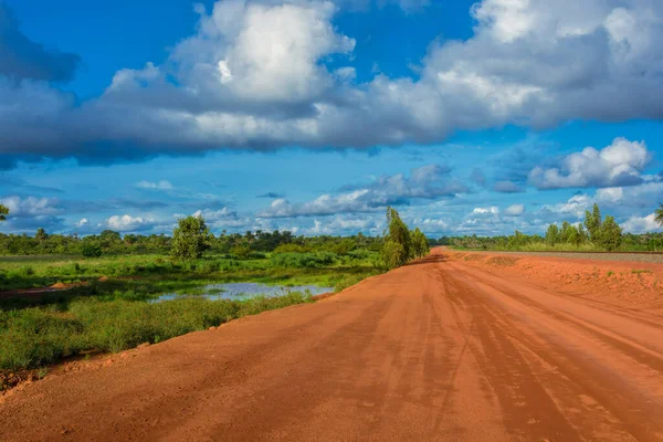 Vista Del Atardecer Típico Terreno Rojo Sin Pavimentar Camino Agreste Fotos De Stock Sin Royalties Gratis