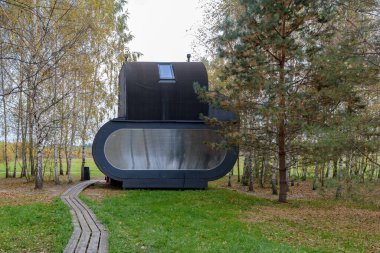 NIKOLA-LENIVETLER, RUSSIA - 10 Ekim 2020: Nikola Lenivets mimari parkındaki Mimari obje 