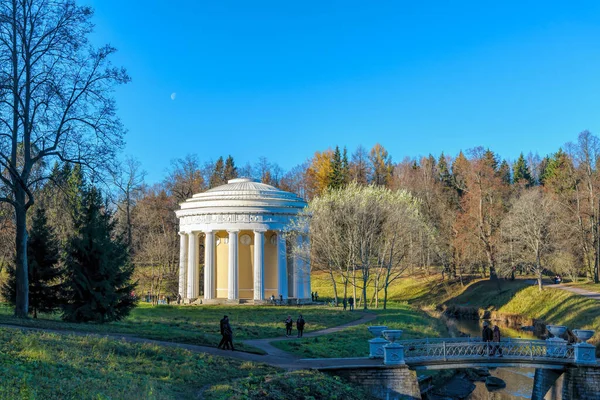 Saint Petersburg Rusko Listopad 2020 Lidé Procházející Chrámu Přátelství Postaveném — Stock fotografie