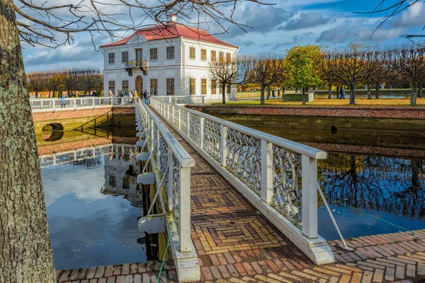 Peterhof Petersburg Russia 2019年10月20日 位于彼得霍夫宫和公园组合下公园西段池塘上的一座小型典雅的两层宫殿亭子 — 图库照片