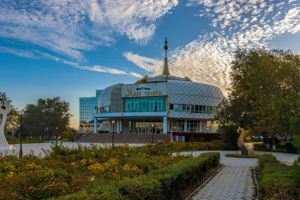 Aktau Kazakhstan 2019年9月25日 秋天的夜晚 迎着乌云蓝天举行的婚礼 — 图库照片