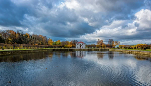 Peterhof Petersburg Rússia Outubro 2019 Elegante Pavilhão Palaciano Miniatura Dois — Fotografia de Stock