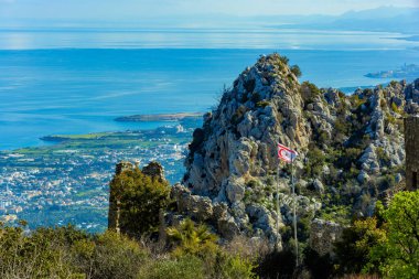 Akdeniz 'in yüksek açılı panoramik manzarası, Kyrenia dağlarından yeşil ormanlarla kaplanmış kıyı kayaları. Kuzey Kıbrıs.
