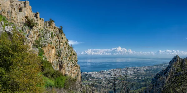 Высокоугловой Панорамный Вид Прибрежные Скалы Средиземного Моря Заросшие Зелеными Лесами — стоковое фото