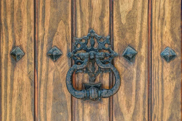 Antique Rusted Door Handle Weathered Wooden Door Historic Walled Vila — Stock Photo, Image
