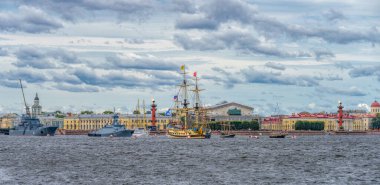 ST.PETERSBURG, RUSSIA - 22 Temmuz 2021: Rus donanması savaş gemileri ve orta akarsu şamandıralarına demirlemiş yelkenli gemileriyle Neva nehrinin panoraması. Donanma Günü kutlamaları için hazırlıklar.